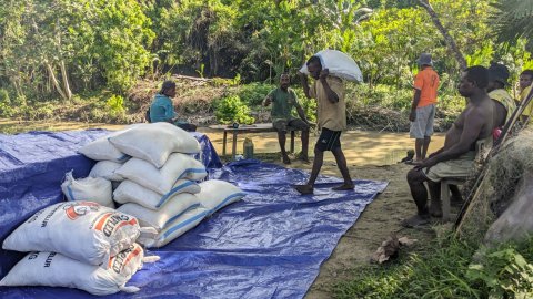 Bantuan Garam dari Intsia Papua